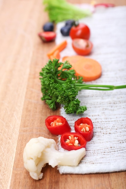 Zbliżenie na świeże warzywa i przyprawy