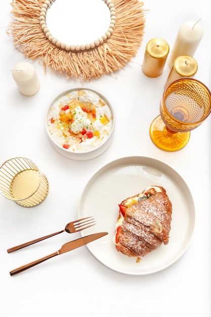 Kolacja przy świecach: talerz z jedzeniem